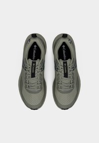 Αθλητικά παπούτσια Columbia σε απαλό πράσινο με επάνω μέρος από δίχτυ, ενισχυμένο σημείο για τα κορδόνια, επενδεδυμένη γλώσσα και μαύρες λογότυπες λεπτομέρειες. Επίπεδα κορδόνια και υφασμένα πέλματα.