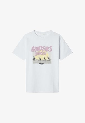 Vit bomull t-shirt med korta ärmar, med en grafisk design i rosa och gult, som avbildar skateboardåkare, och texten "GOOD TIMES BRO!!".