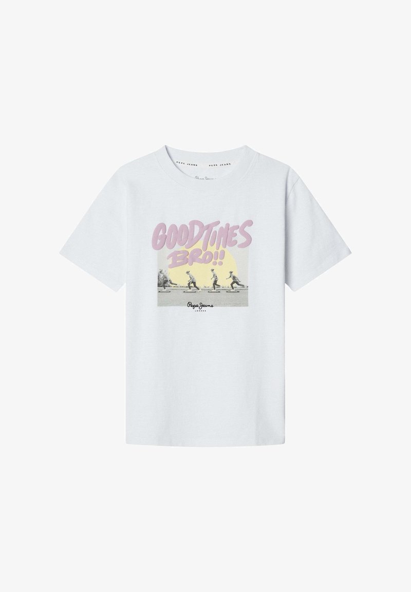 Camiseta de algodón blanca con mangas cortas, que presenta un diseño gráfico en rosa y amarillo, mostrando skaters y un texto que dice "¡BUENAS RATCHAS, HERMANO!!".