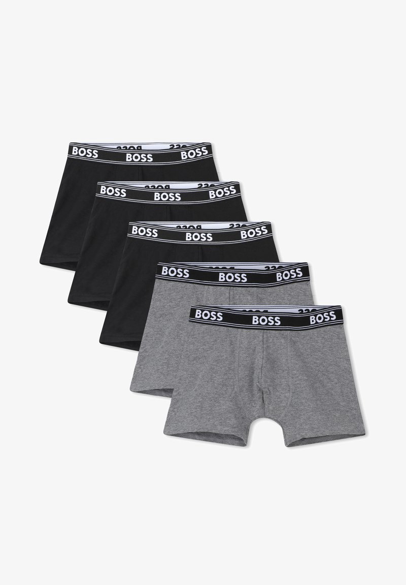 Conjunto de cinco boxers masculinos em preto e cinza. Material de algodão com corte ajustado. Cada par apresenta uma cintura preta com a inscrição 'BOSS' em branco.