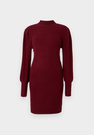 Robe en maille côtelée bordeaux avec col montant et longues manches bouffantes, présentant une silhouette ajustée et une texture lisse.