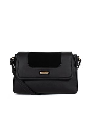 Zwarte leren schoudertas met klepsluiting, gouden merkplaatje en verstelbare riem op een witte achtergrond.