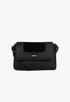 Zwarte leren schoudertas met klepsluiting, gouden merkplaatje en verstelbare riem op een witte achtergrond.