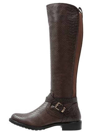 Høj, mørkebrune knæhøje støvler med præget slange mønster, elastisk sidepanel, dekorativ rem med spænde og sort lav hæl.