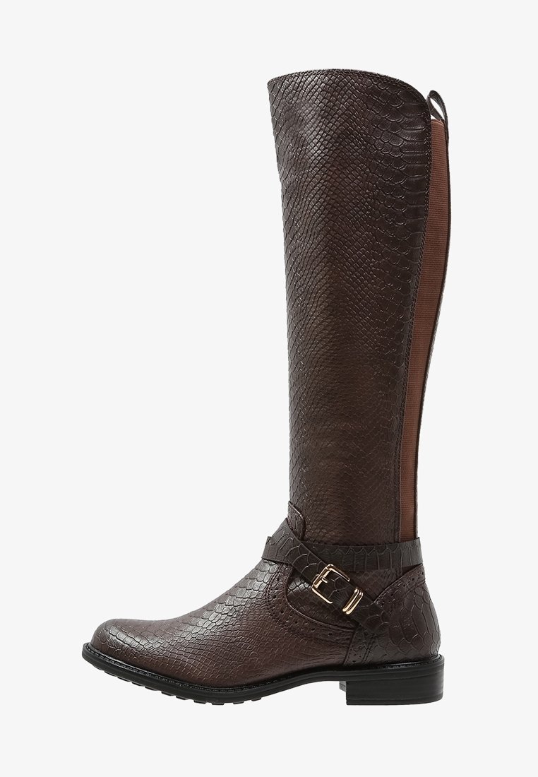 Botte haute jusqu'au genou, marron foncé, avec texture serpent en relief, panneau élastique latéral, sangle décorative avec boucle, et semelle à talon bas noire.