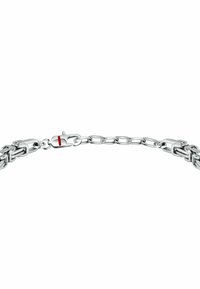 Bracciale in argento con anelli intrecciati, caratterizzato da una finitura lucida e una chiusura con un gancio accentuato di rosso.