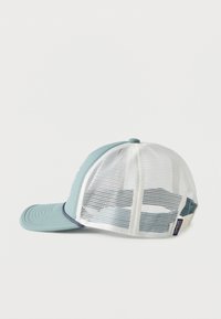 Ανοιχτό μπλε και λευκό καπέλο μπέιζμπολ από δίχτυ με κυρτή γείσο, ρυθμιζόμενο λουράκι και μικρή ετικέτα της μάρκας Patagonia στο πλάι.