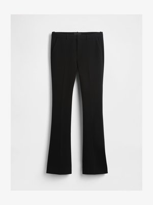 Pantalon noir évasé en tissu lisse, avec une taille mi-haute, des poches latérales et une couture avant nette.