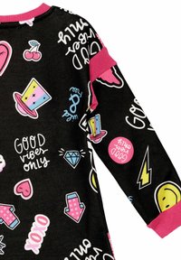 Abito nero a maniche lunghe con dettagli rosa. Presenta motivi colorati di cappelli, cuori, diamanti, frecce e testo che illustra un design giocoso.