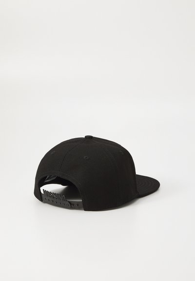 Casquette de baseball en tissu noir avec une visière courbée, un strap réglable et un logo au dos, présentant un extérieur texturé.