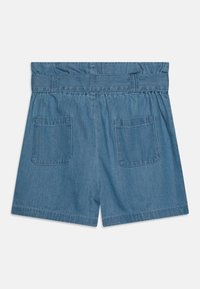 Denim kratke hlače z elastičnim pasom, dvema zadnjima žepoma in svetlo modro barvo. Tkanina ima gladko teksturo z minimalnim opisi.