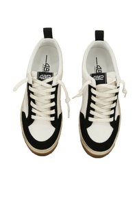 Sneaker in bianco e nero con un design in suede e pelle, caratterizzati da una forma low-top, punta rotonda, chiusura con lacci e suola in gomma texturizzata.