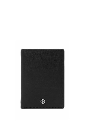 Schwarze, strukturierte Leder-Bifold-Geldbörse mit kleinem rundem silbernem Emblem unten in der Mitte auf weißem Hintergrund.