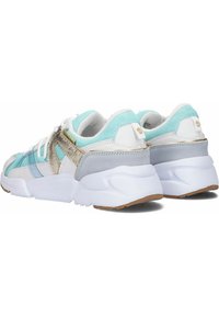 Lichtblauwe en witte sportschoenen met een gestructureerde mesh bovenkant, metallic accenten en een dikke witte zool met een gumrubberen loopvlak.