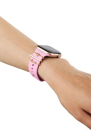 Smartwatch met een roze siliconen band versierd met drie gouden hartvormige bedels en een 'love'-bedel aan de pols van een persoon tegen een witte achtergrond.
