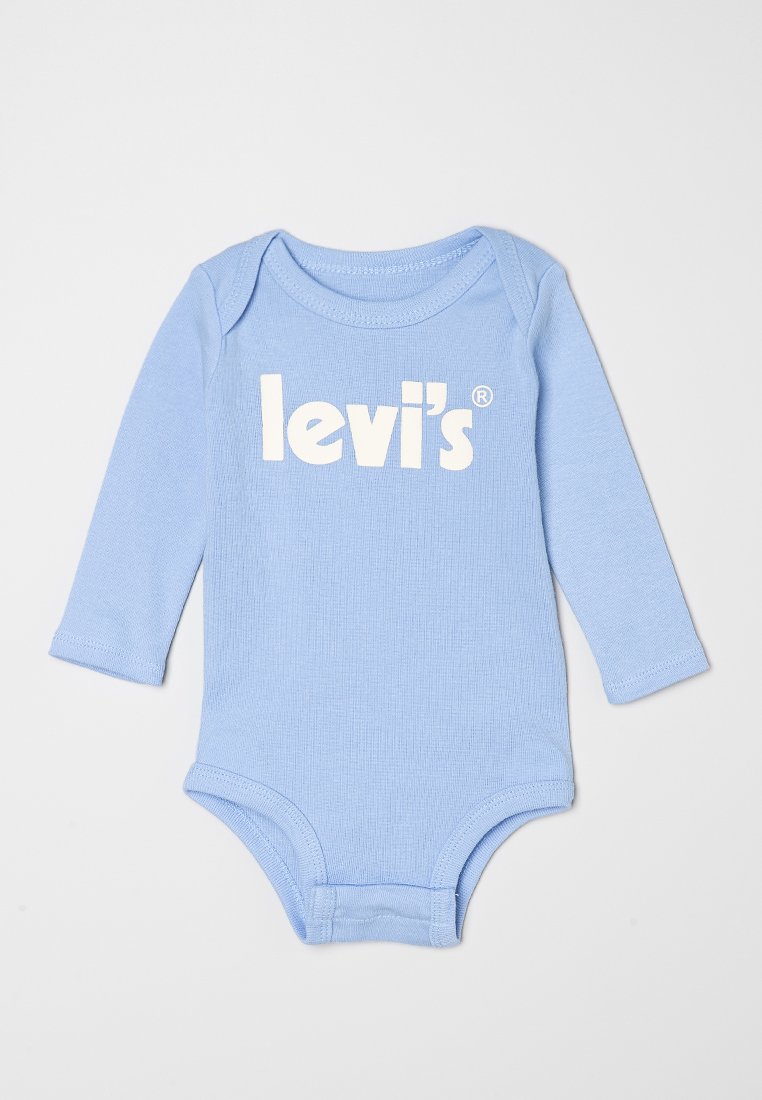 Bodysuit de bebé de manga larga en azul claro con el logo blanco de "levi's" en el frente, cuello redondeado y cierres a presión en la parte inferior.