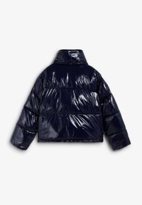 Chaqueta acolchada brillante en azul marino con un cuello alto, dobladillo corto y secciones acolchadas horizontales. Cuenta con mangas anchas y una textura suave.