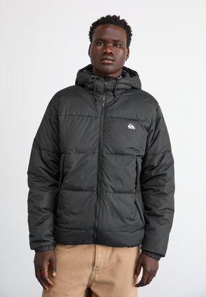 Schwarze Pufferjacke mit Reißverschluss und verstellbarem Kapuzenrand. Mit elastischen Bündchen und einem Logopatch auf der linken Brust.