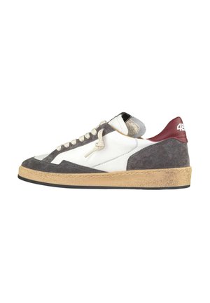Sneaker bassa in pelle bianca, sovrapposizioni in suede grigio scuro, suola in gomma beige, lacci crema e linguetta sul tallone bordeaux con logo bianco "48".