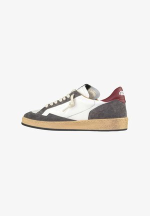 Lave sneakers med hvid læder, mørkegrå ruskindsoverlays, beige gummisål, cremefarvede snørebånd og maroon hælplade med hvid "48" logo.