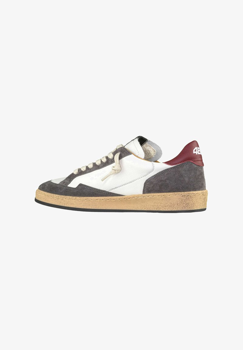 Sneaker bassa in pelle bianca, sovrapposizioni in suede grigio scuro, suola in gomma beige, lacci crema e linguetta sul tallone bordeaux con logo bianco "48".