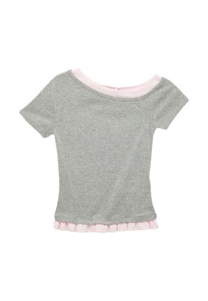 Kortærmet grå skjorte med bred halsudskæring, der har en pink flæsebesætning i kanten og et pink indvendigt krave lag.