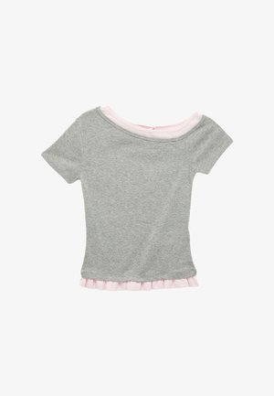 Grijs shirt met korte mouwen en een brede hals, met een roze gerimpelde rand aan de zoom en een roze binnenkraaglaag.