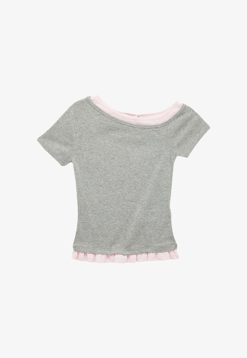 Maglietta grigia a maniche corte con scollo ampio, caratterizzata da un bordo arricciato rosa all'orlo e uno strato interno del colletto rosa.