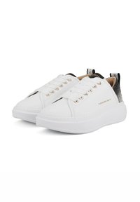 Sneakers bianchi con tomaia in pelle liscia, punta rotonda, occhielli in tonalità dorata e dettagli in tessuto nero sul tallone. Suola in gomma bianca spessa.