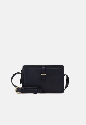 Sac bandoulière rectangulaire noir avec sangle réglable, boucle dorée et fermeture à rabat avant avec petit détail de barre horizontale.