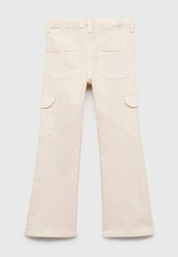 Beige cargobyxor med utsvängd design, som har två bakfickor och ytterligare sidfickor. Tillverkade av slitstarkt bomullstyg.