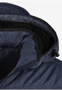 Binnenkant van een marineblauwe jas met een zachte zwarte voering, gestructureerde stof, verstelbare capuchon met trekkoord en ritssluiting.