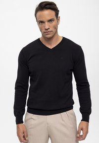 Felix Hardy - BASIC V NECK ARM PATCH DETAIL - Trui - black Miniatuurafbeelding 1