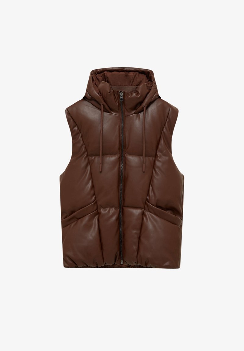Veste matelassée marron sans manches avec fermeture éclair devant et capuche attachée avec cordons, faite en matériau brillant imitant le cuir.