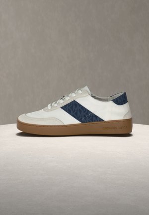 Zapatillas Michael Kors de cuero blanco y azul marino con detalles de ante, suela plana de goma marrón, con patrón de logotipo en el lateral y diseño con cordones.
