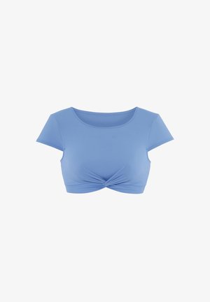 Blauer Crop-Top aus dehnbarem Stoff, mit kurzen Ärmeln, rundem Halsausschnitt und einer verdrehten Detailvorderseite. Glatte Textur.