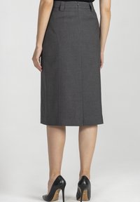 Szara spódnica ołówkowa, długości do połowy łydki, wykonana z teksturowanej tkaniny. Zawiera zamek błyskawiczny z tyłu oraz przeszycia wzdłuż bocznych szwów.