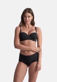 Zwart lingerieset met een gladde, gevoerde beha met dunne bandjes en hoge taille slip. Gemaakt van een zachte, rekbare stof.