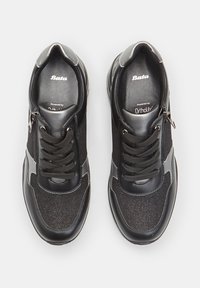 Scarpe sportive nere con un mix di materiali lisci e texturizzati, dotate di lacci e una zip laterale per un facile accesso.