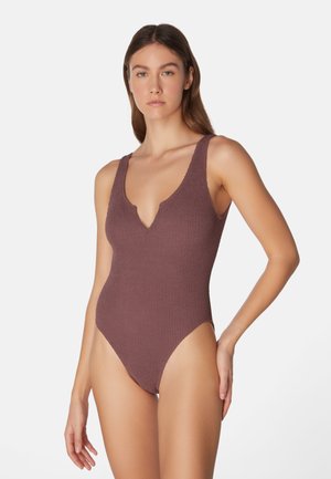 Mauve Einteiler-Badeanzug mit strukturiertem Strickdesign, tiefem V-Ausschnitt, breiten Trägern und hoch geschnittenem Beinausschnitt, der eine taillierte Silhouette bietet.
