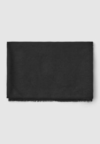 Czarny prostokątny szalik z teksturowanym wzorem w jodełkę i frędzlami na brzegach. Wykonany z miękkiego, lekkiego materiału.