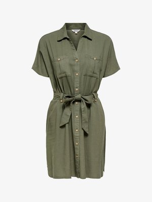 Vestido camisero de manga corta en verde oliva con botones delanteros, dos bolsillos en el pecho, cuello y cinturón de cintura atado.