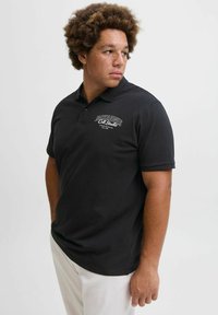 Schwarzes Polohemd aus Baumwollmischung, mit klassischem Kragen, drei Knöpfen und weißem Logo auf der Vorderseite. Kurze Ärmel und lockere Passform.