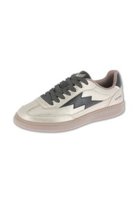 Sneakers crème et noires avec un design d'éclair noir, des lacets noirs et le logo Kaporal sur le talon et la languette.