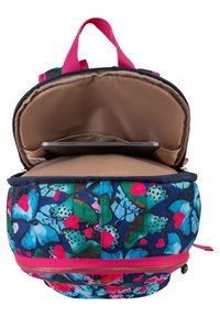 Marineblauwe rugzak met een vlinder- en hartpatroon; beschikt over roze accenten, een handvat aan de bovenkant en een gevoerde binnenkant voor een tablet of laptop.