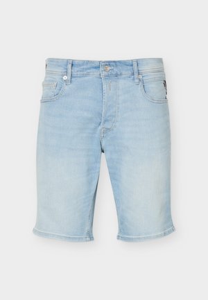 Short en denim bleu clair avec bouton et fermeture éclair à l'avant, passants de ceinture et design à cinq poches sur fond blanc.