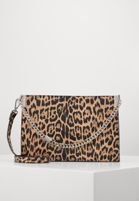 Pung med leopardmønster, der har en struktureret design, lædermateriale, en sølv kædestropp, og en aftagelig håndledsrem.