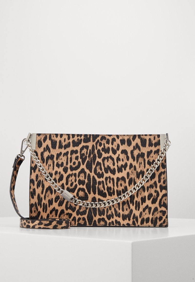 Pung med leopardmønster, der har en struktureret design, lædermateriale, en sølv kædestropp, og en aftagelig håndledsrem.
