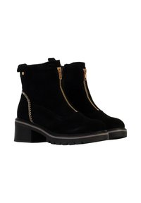 Bottines en suède noir avec des fermetures éclair dorées, un talon épais et des surpiqûres texturées sur les côtés. Présentent une semelle robuste avec un léger motif de grip.
