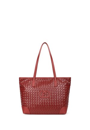 Sac fourre-tout en cuir tressé rouge avec doubles bretelles et logo central embossé sur le devant.